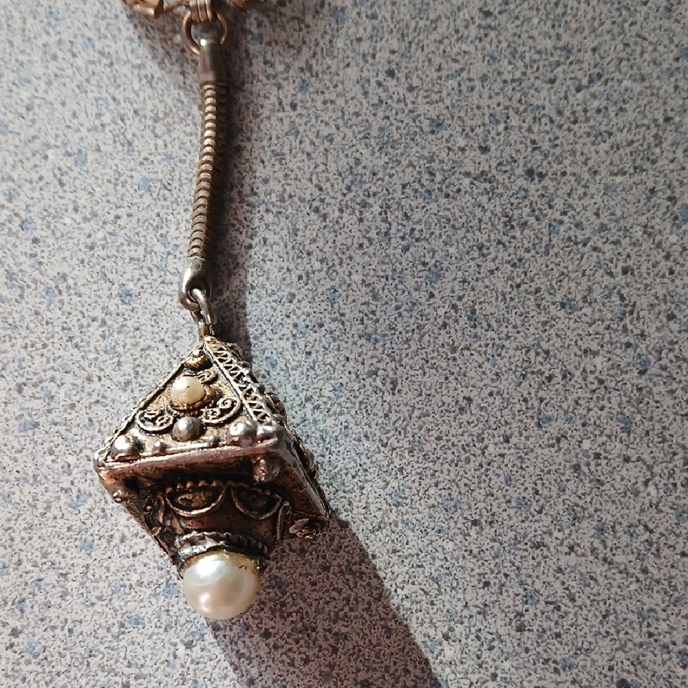 Vintage-Inspired Gold Tone And Pearl Pendant Keychain - Picture 3 of 5